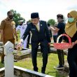 Ziarah Makam Pahlawan, Ketua DPRD KetapangTabur Bunga