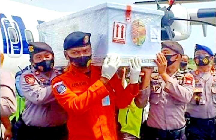 Petugas membawa peti jenazah pasutri korban pesawat sriwijaya SJ-182 dibandara Rahadi Usman Ketapang