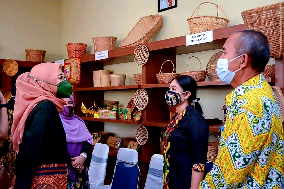 Sambut Kunker Ketua IAD Wilayah Kalbar, Ny.Elisabet Betty Martin Promosikan Kerajinan Kreatif Khas Ketapang