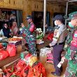 Babinsa Dan Bhabinkamtibmas Jajaran Kodim 1203/Ktp bagikan masker dan Patroli PPKM Mikro di Pasar