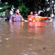 Berikan Bantuan Sembako ke Warga, Polsek Sandai Ini Rela Arungi Banjir