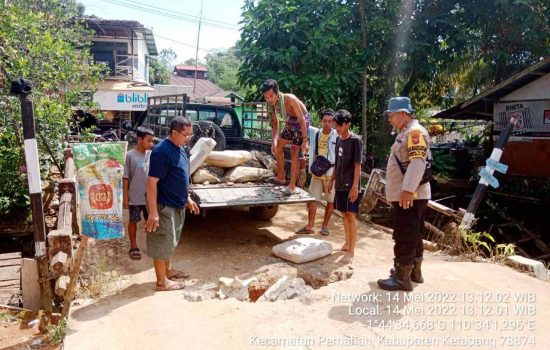 Prihatin Kondisi Jalan Rusak, Kapolsek Tumbang Titi Perbaiki Jalan Bersama Warga