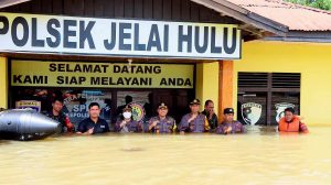 Tim Gabungan Polres Ketapang Salurkan Bantuan Banjir di Kecamatan Jelai Hulu