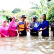 Arungi Banjir, Kapolres Ketapang dan Istri Salurkan Bansos dari Ketum Bhayangkari