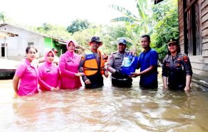 Arungi Banjir, Kapolres Ketapang dan Istri Salurkan Bansos dari Ketum Bhayangkari