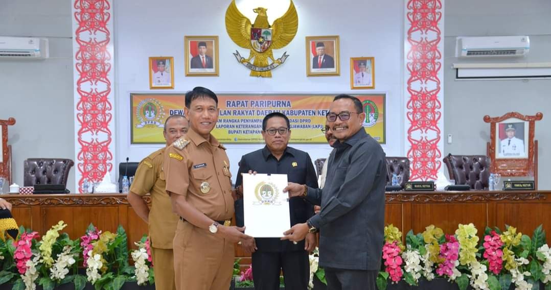 Ketua DPRD Ketapang M.Febriadi menyerahkan rekomendasi LKPJ Bupati Ketapang tahun 2022 kepada Wabup Farhan.