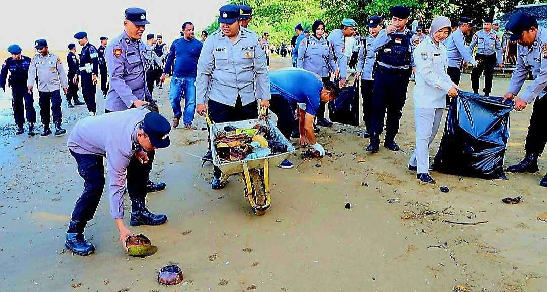 Terlihat anggota Polres Ketapang bersama kaum milenial membersihkan sampah disalah satu pantai di Ketapang