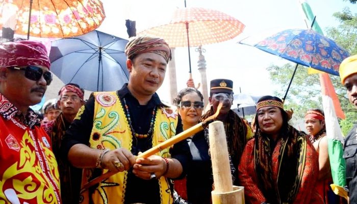 Sekda Hadiri Ritual Adat Nungkat Gumi lV Simpang Hulu 